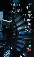 Am Ende der Treppe, hinter der Tür